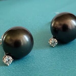 14kt 0.20ct Diamonds Natural Black Pearls South Sea 11mm